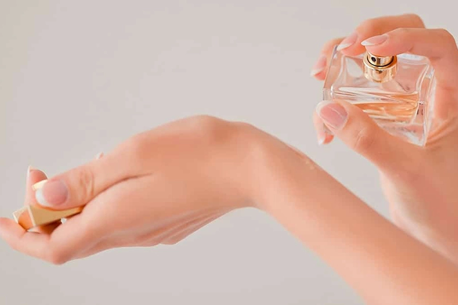 CÁCH THỬ MÙI NƯỚC HOA XEM CÓ HỢP VỚI BẠN HAY KHÔNG 9 CÁCH THỬ MÙI NƯỚC HOA XEM CÓ HỢP VỚI BẠN HAY KHÔNG